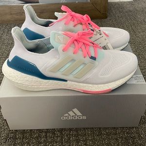 NWT ADIDAS ULTRABOOST 22 Womens BRAND NEW